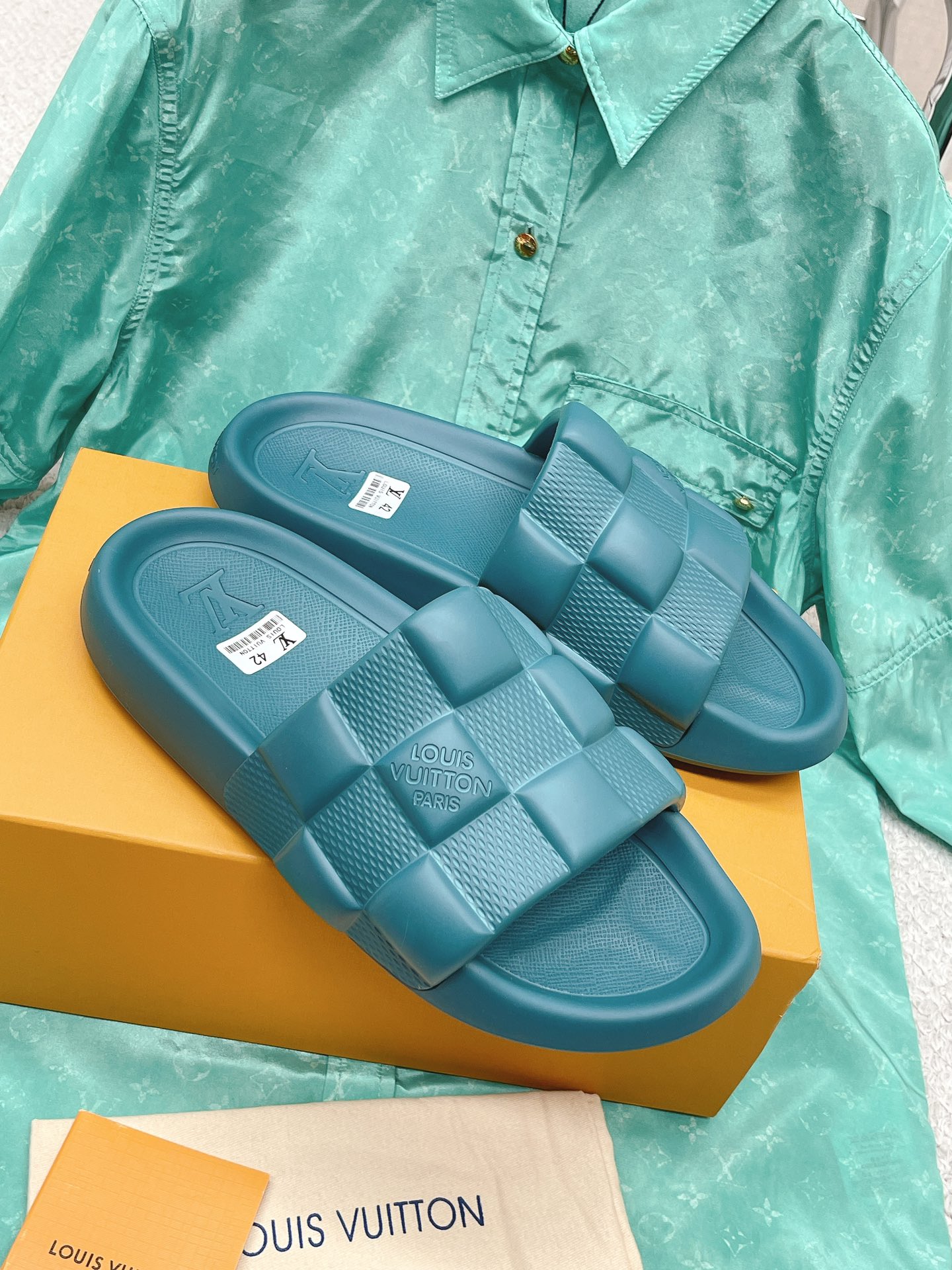 LOUIS VUITTON SLIDES