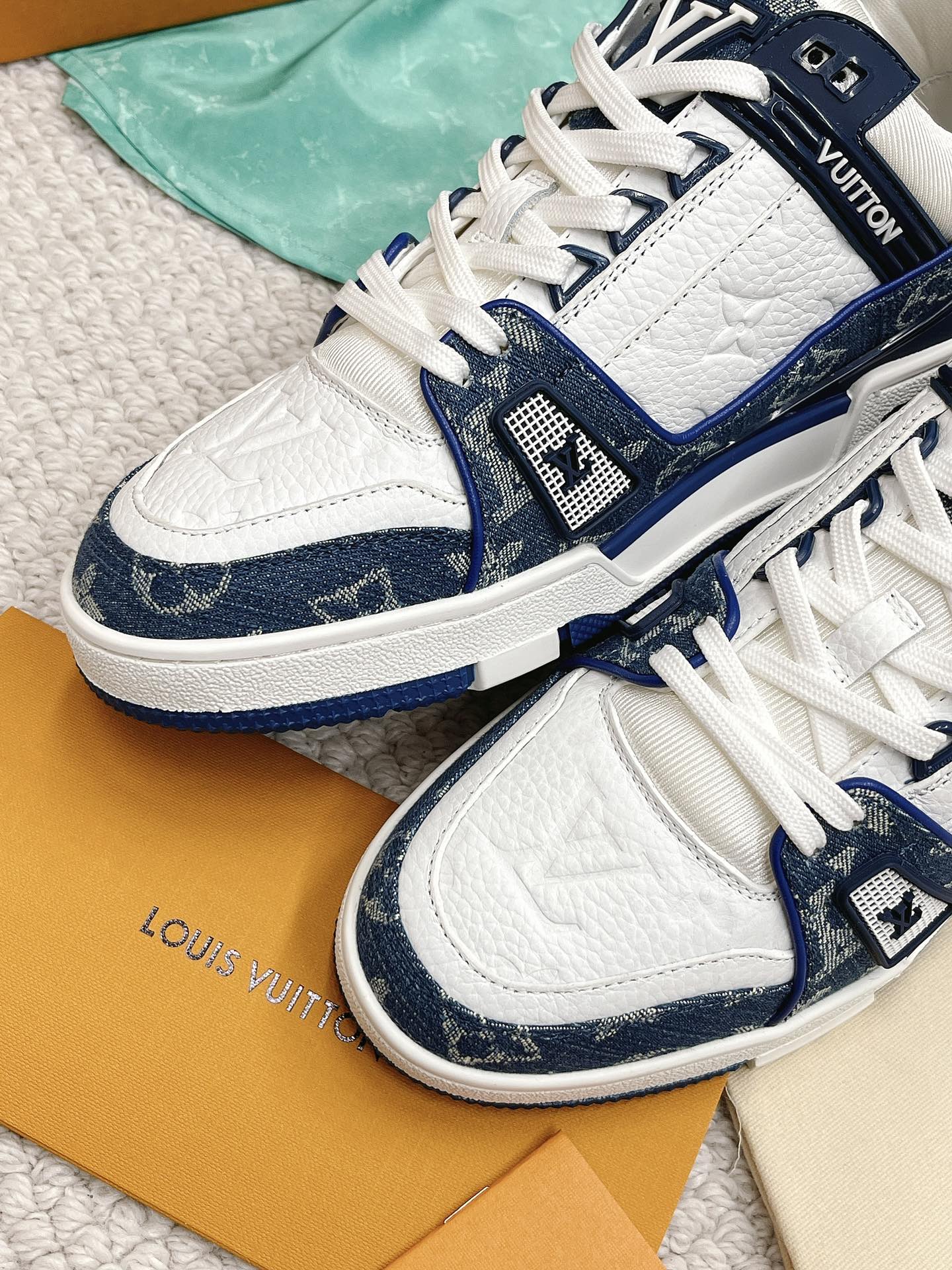 LOUIS VUITTON SNEAKERS