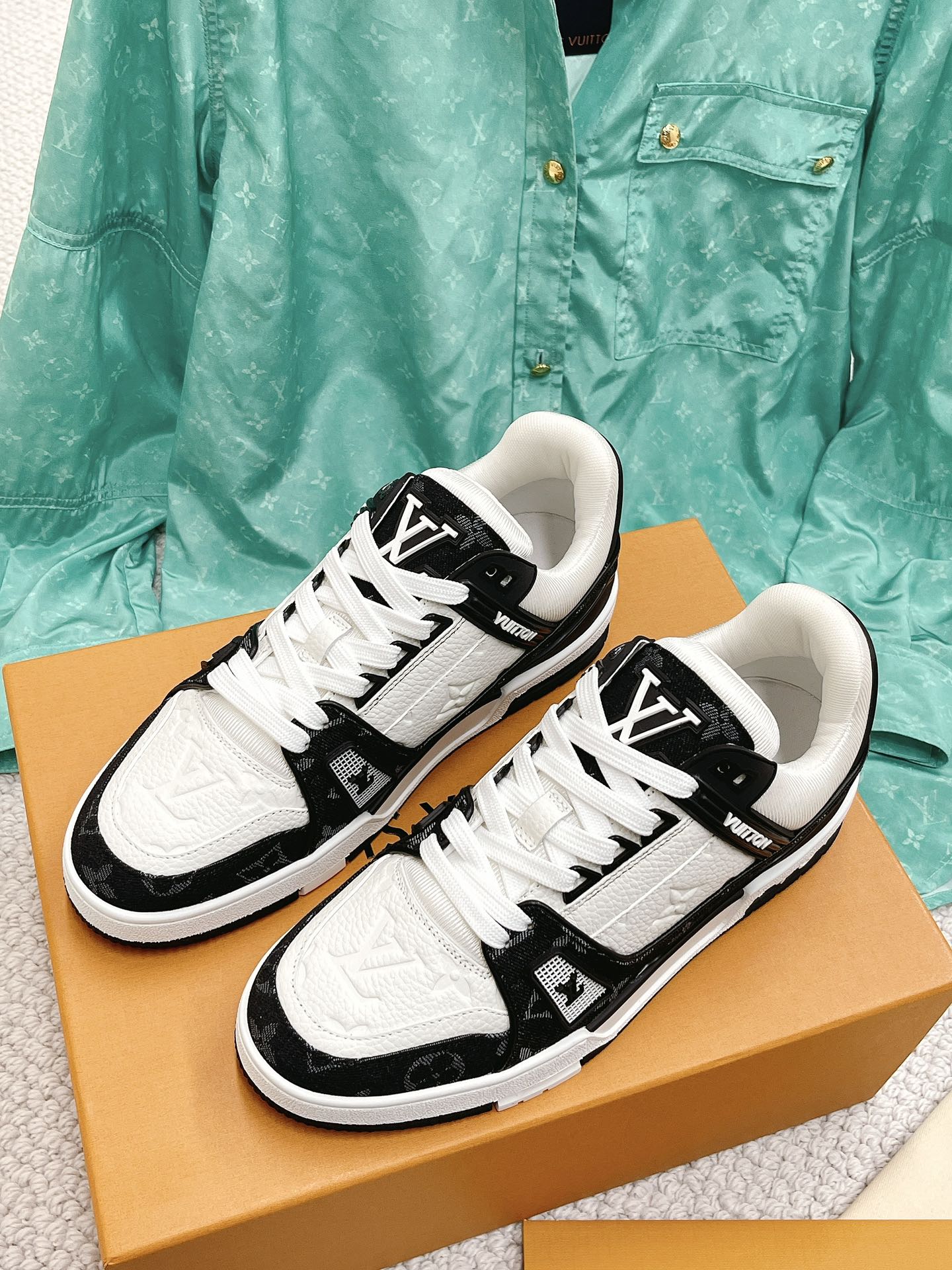 LOUIS VUITTON SNEAKERS