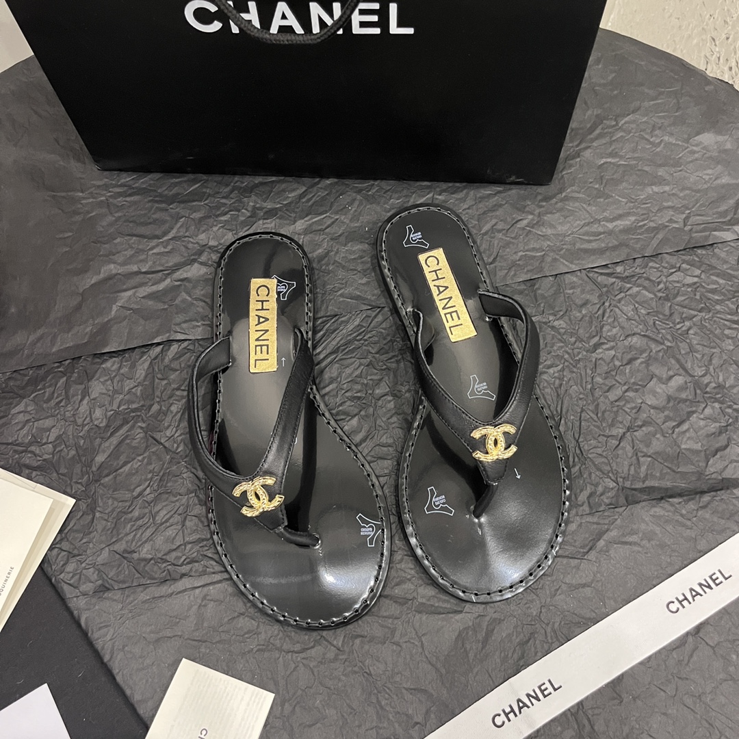 CHANEL SLIDES