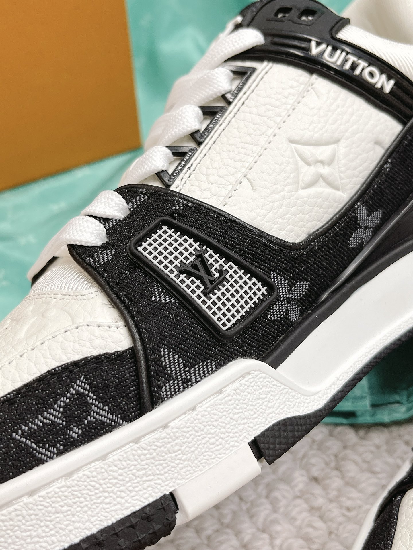 LOUIS VUITTON SNEAKERS