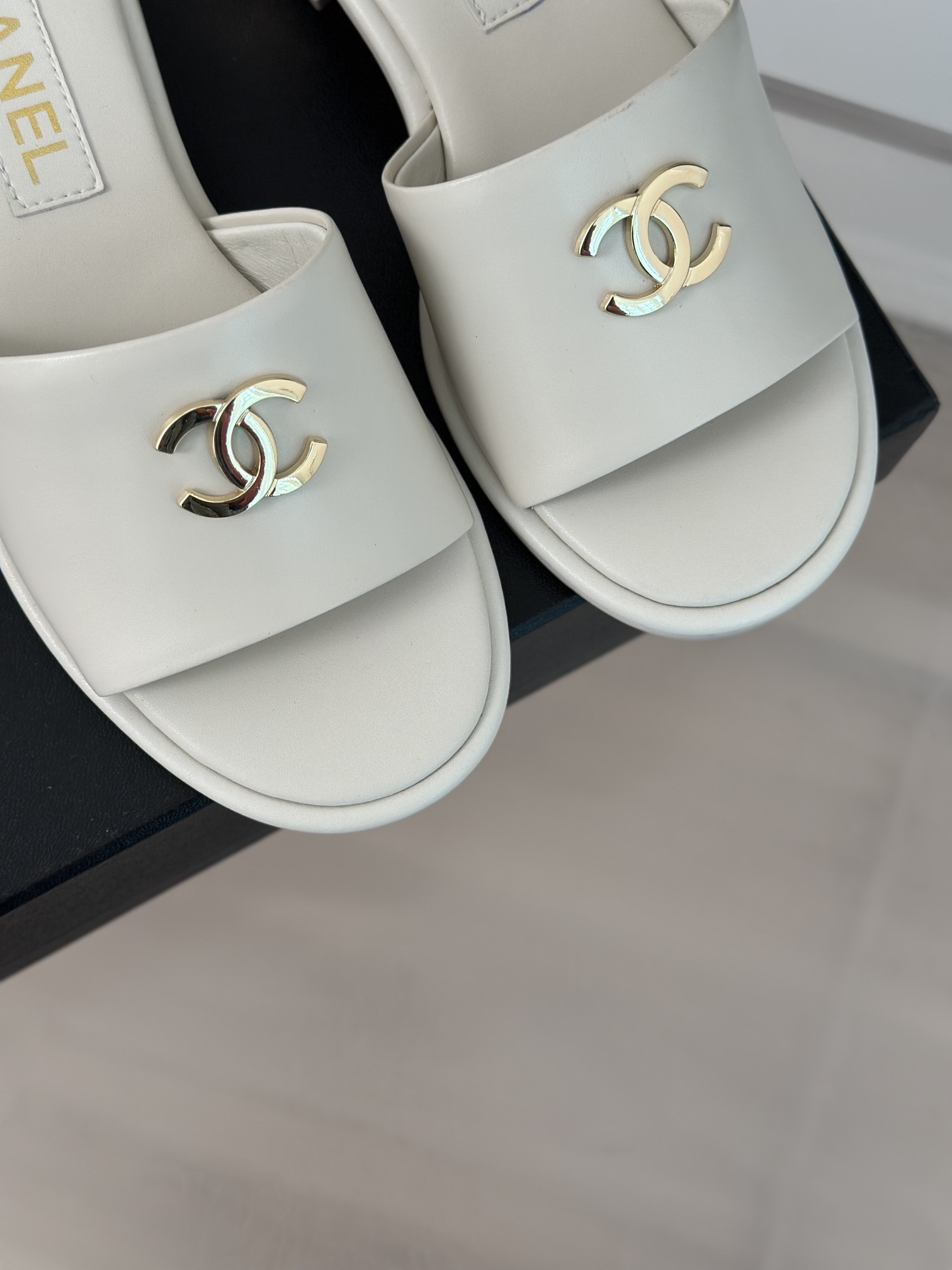 CHANEL SLIDES