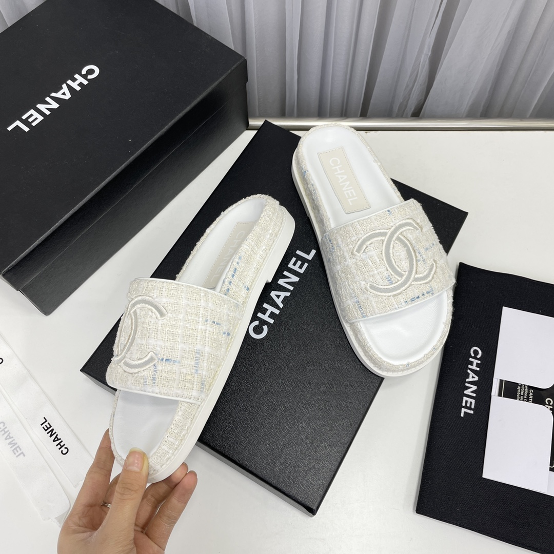CHANEL SLIDES