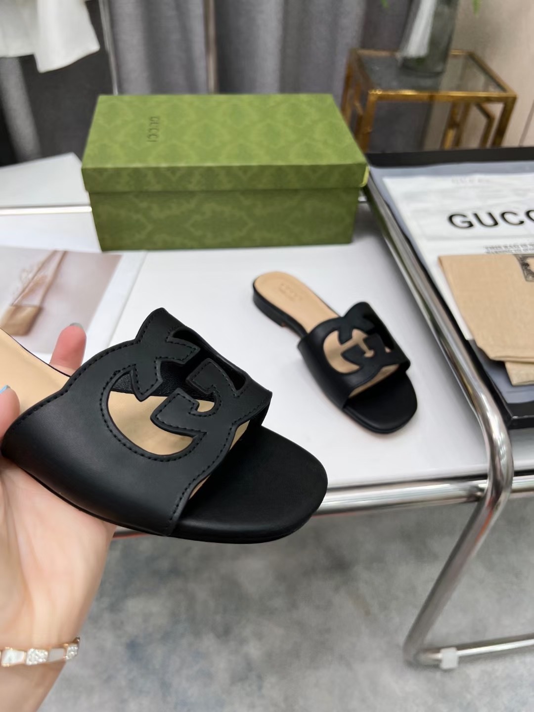 GUCCI SLIDES