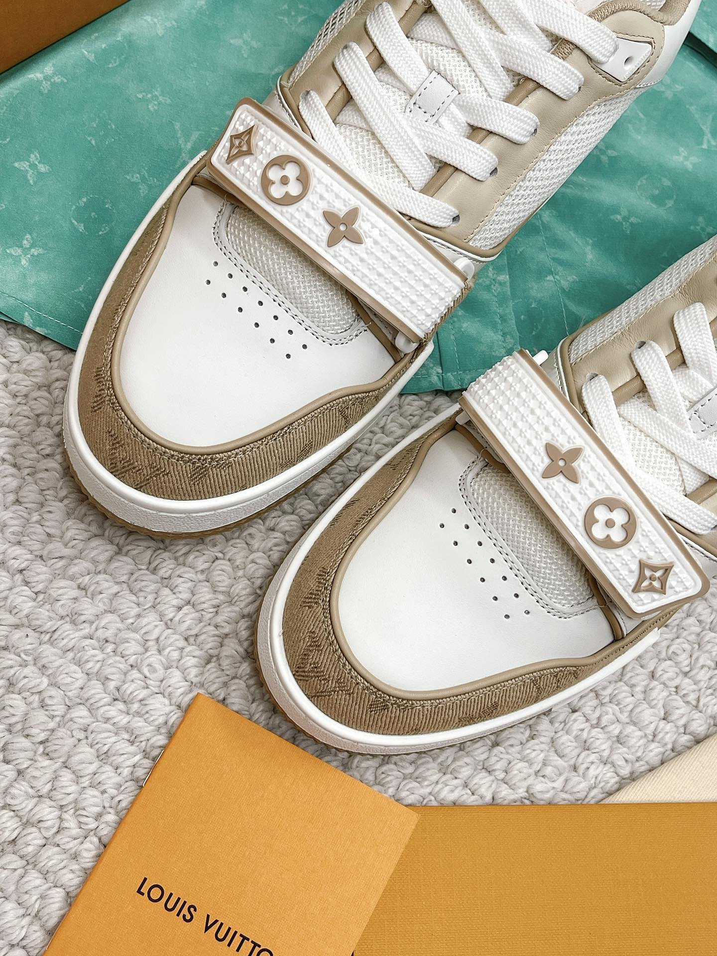 LOUIS VUITTON SNEAKERS