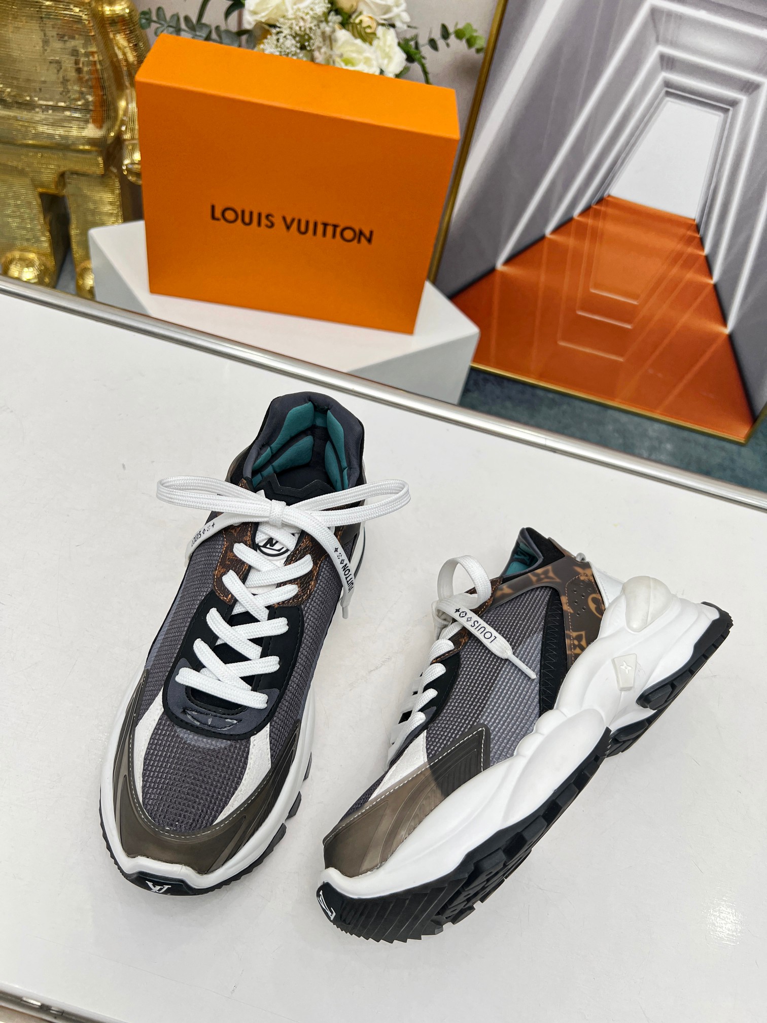 LOUIS VUITTON SNEAKERS