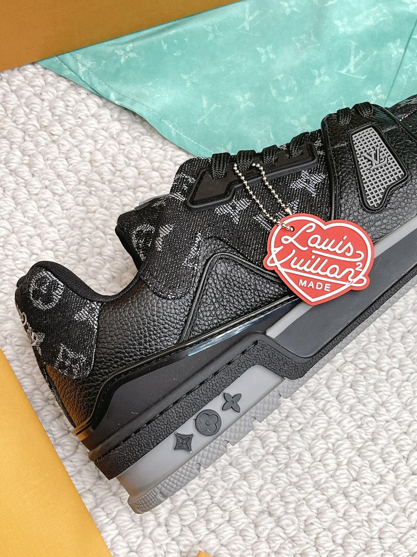 LOUIS VUITTON SNEAKERS