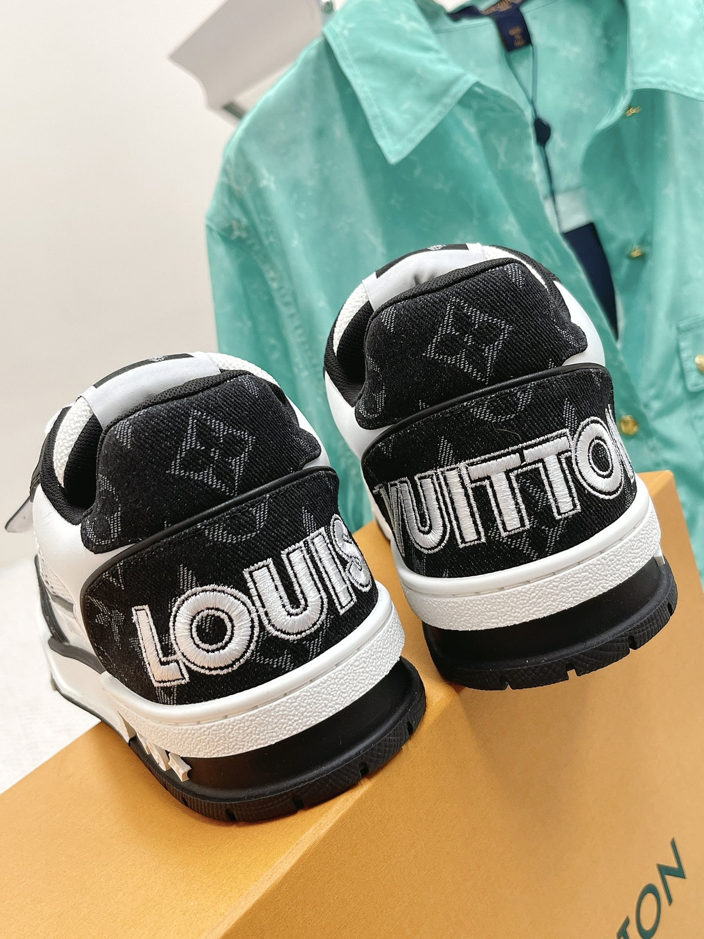LOUIS VUITTON SNEAKERS