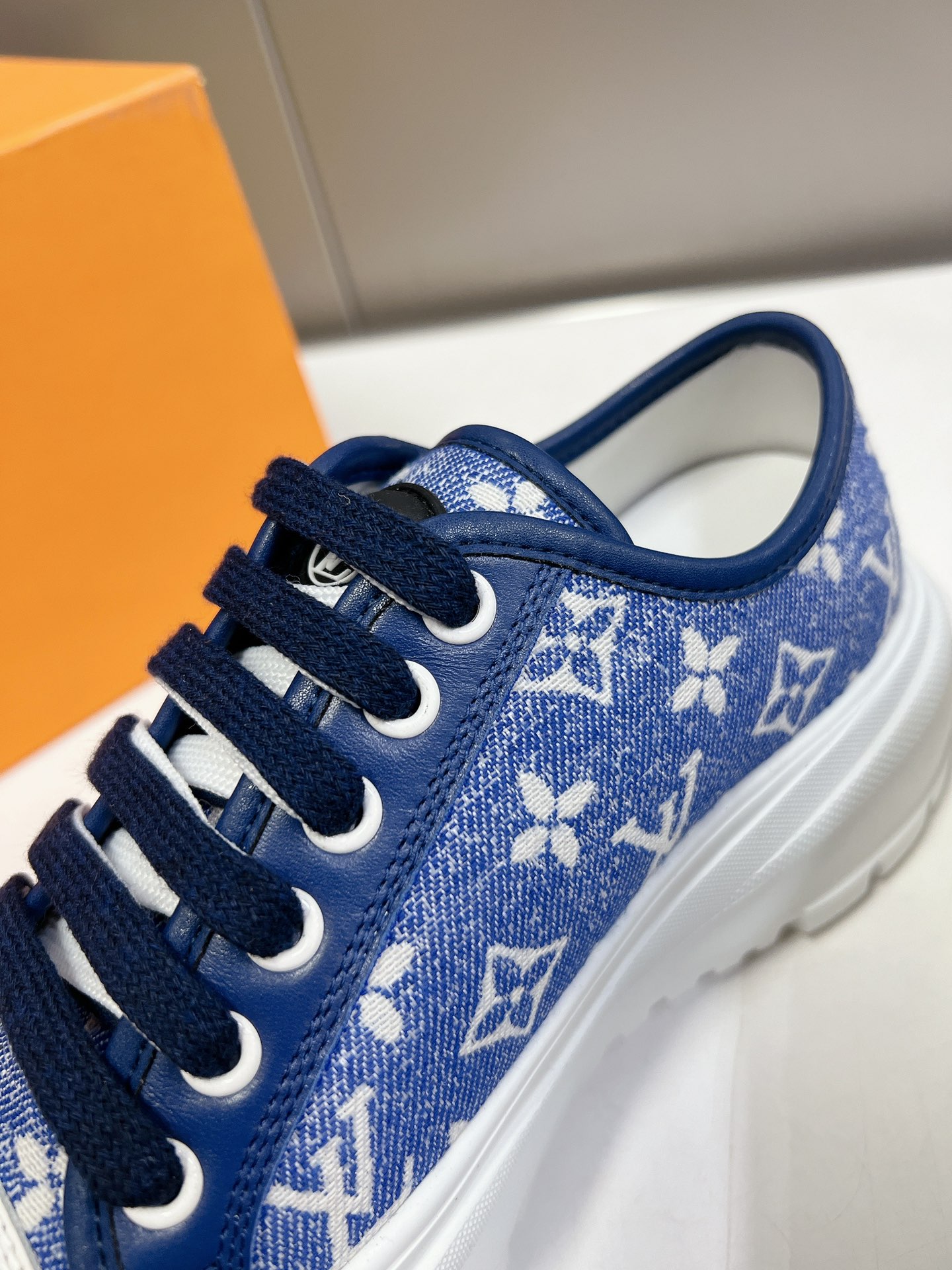 LOUIS VUITTON SNEAKERS