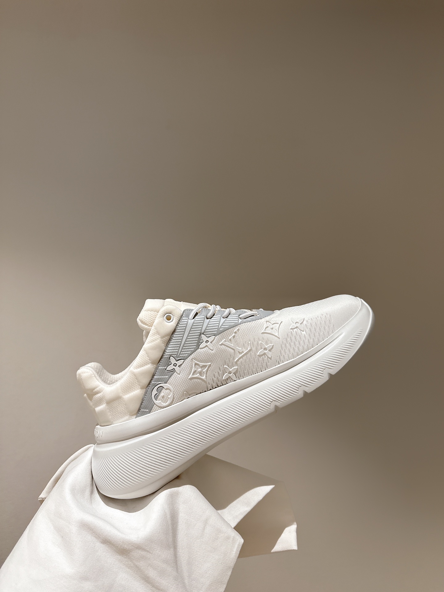 LOUIS VUITTON SNEAKERS