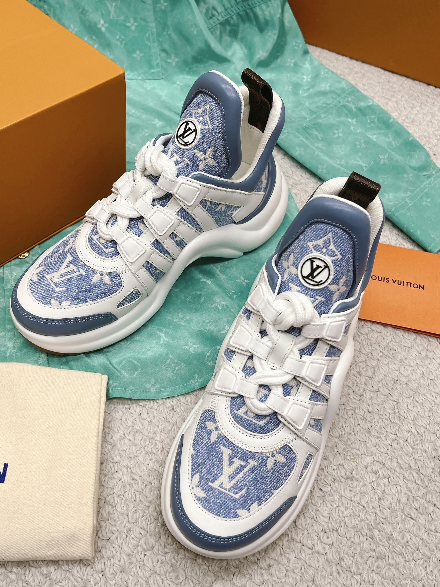 LOUIS VUITTON SNEAKERS