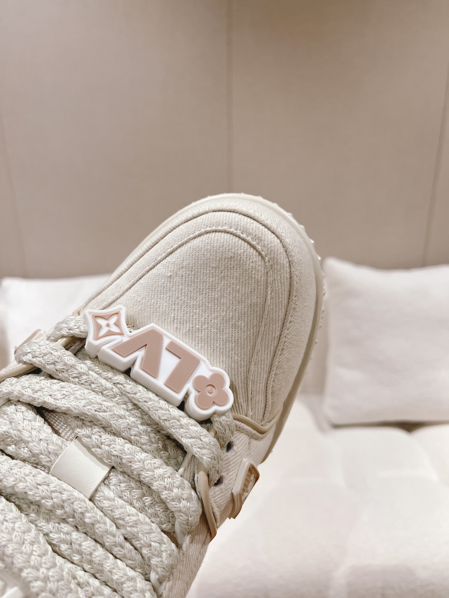 LOUIS VUITTON SNEAKERS