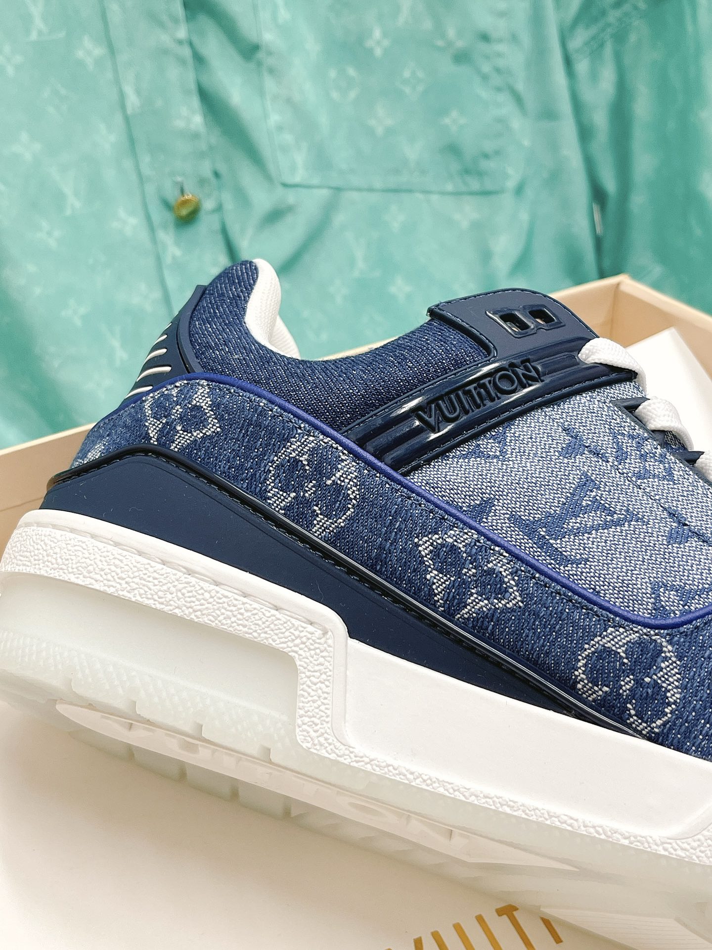 LOUIS VUITTON SNEAKERS