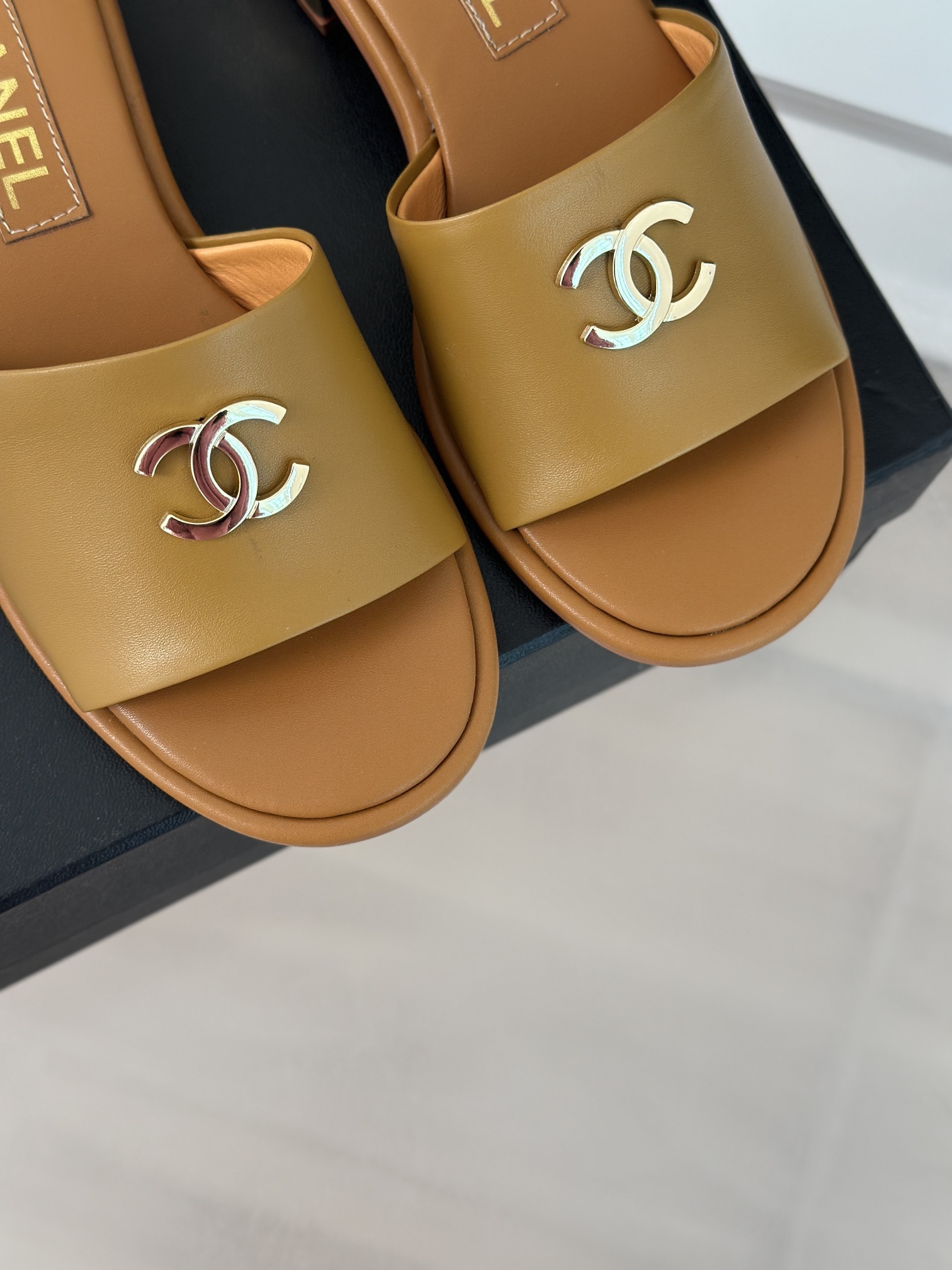 CHANEL SLIDES
