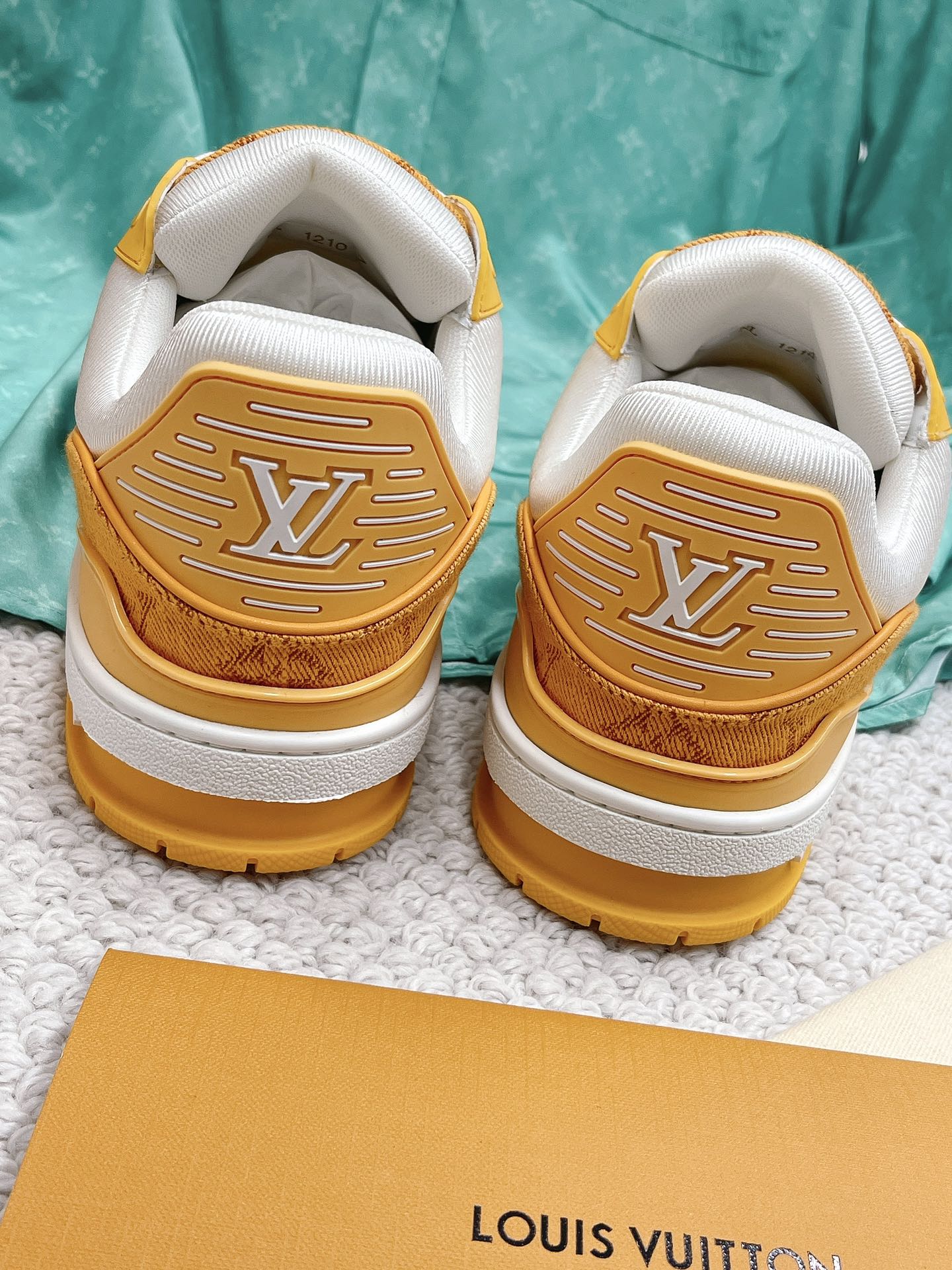 LOUIS VUITTON SNEAKERS
