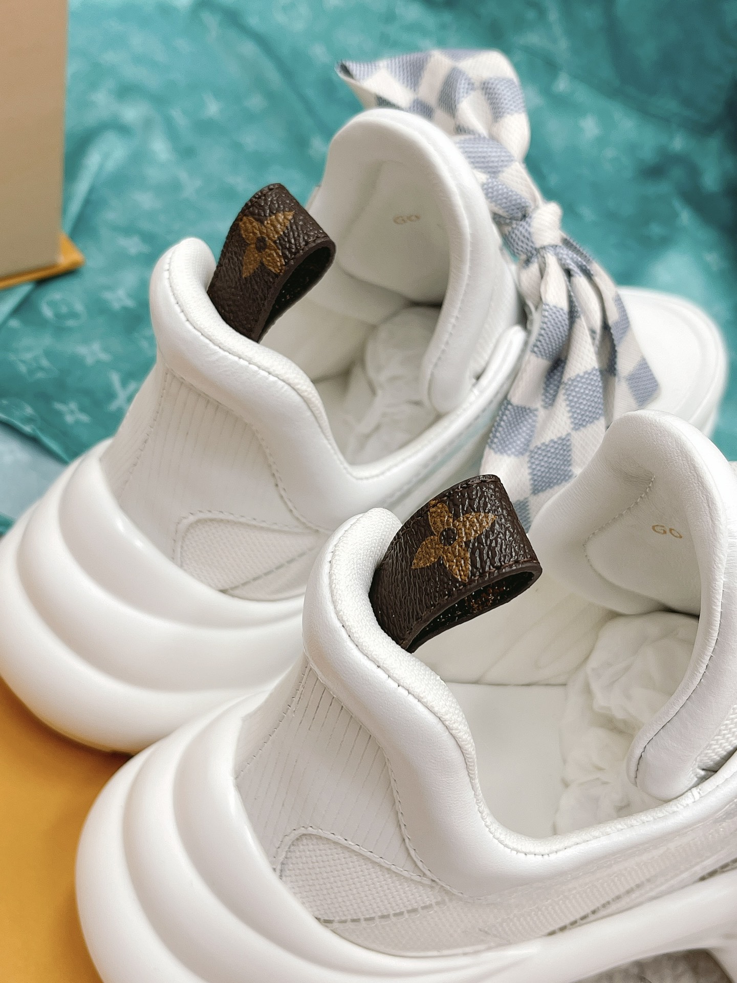 LOUIS VUITTON SNEAKERS