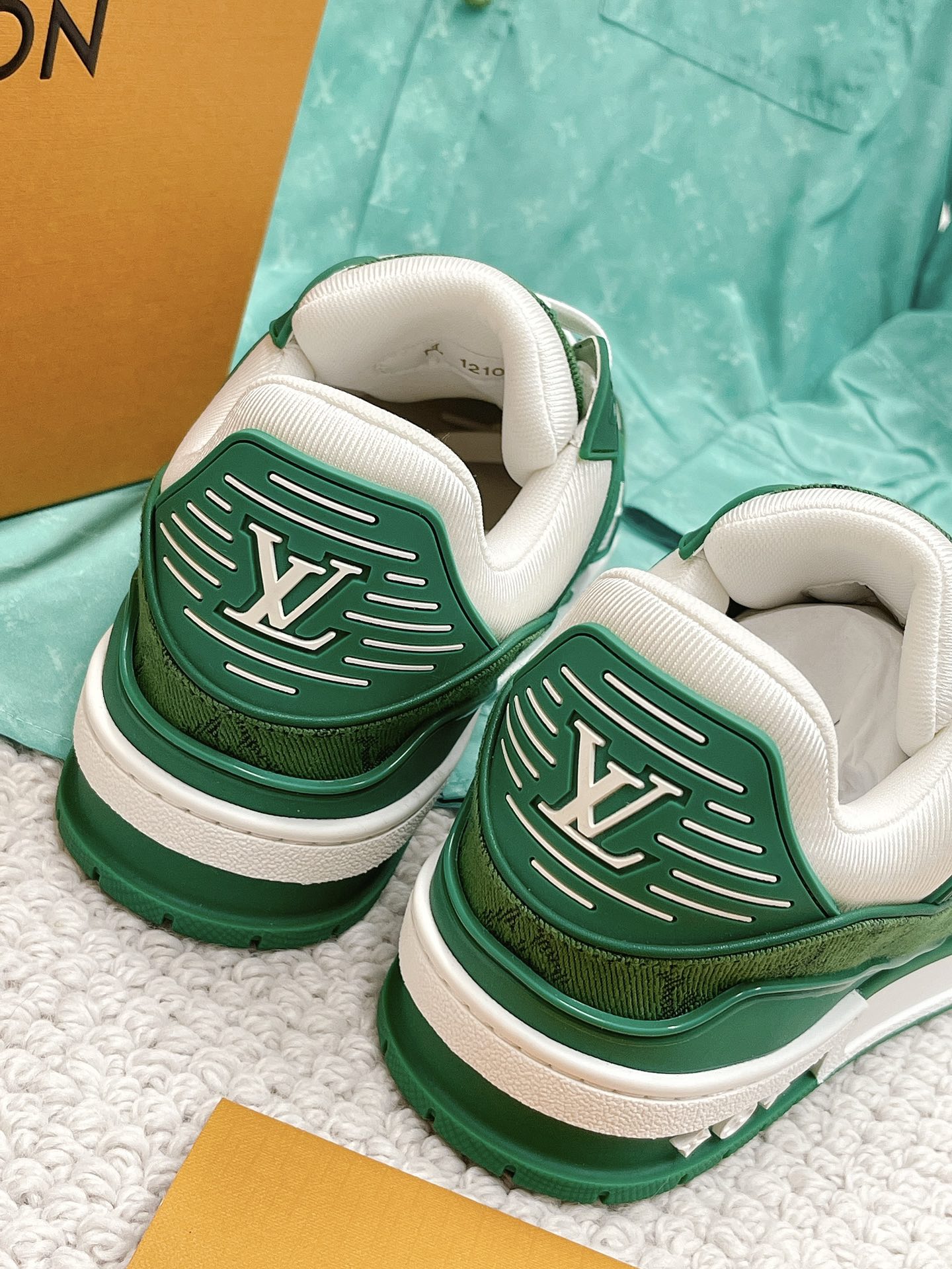 LOUIS VUITTON SNEAKERS