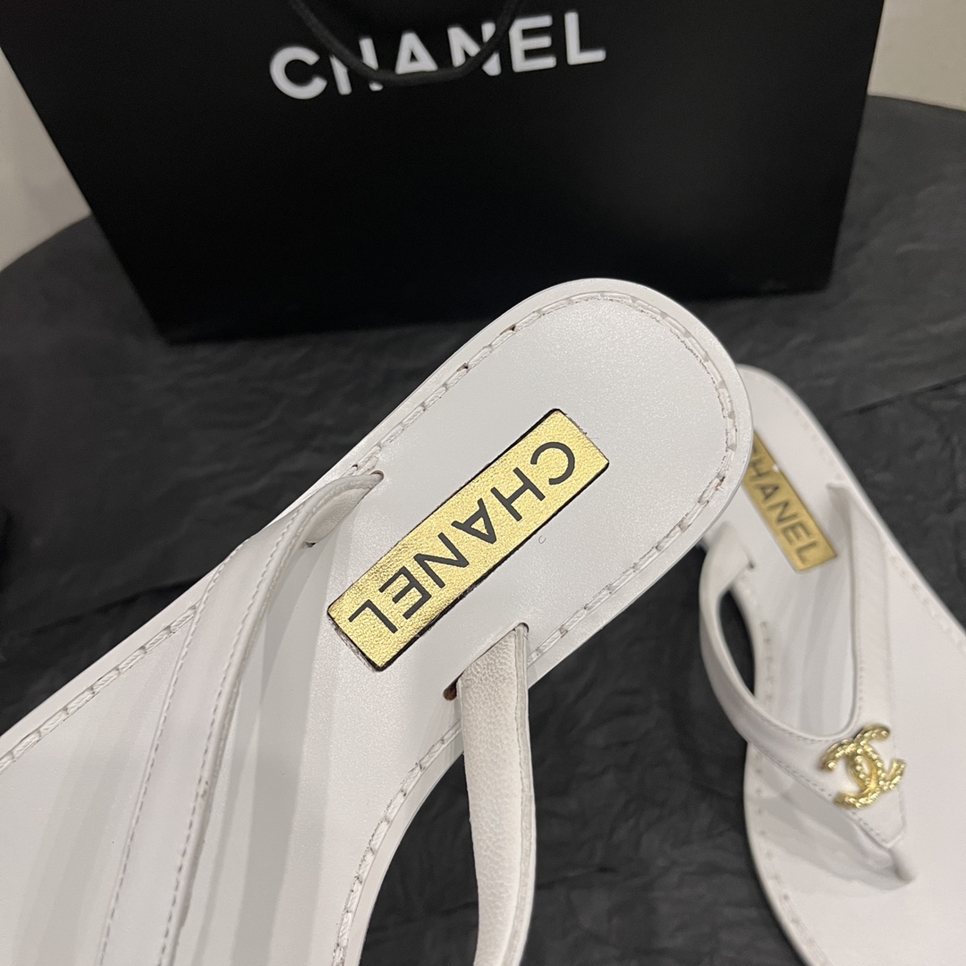 CHANEL SLIDES