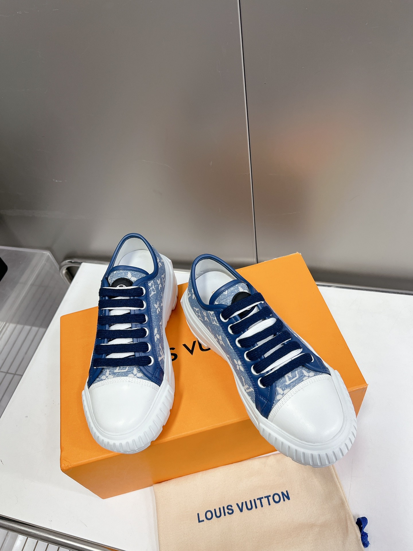 LOUIS VUITTON SNEAKERS