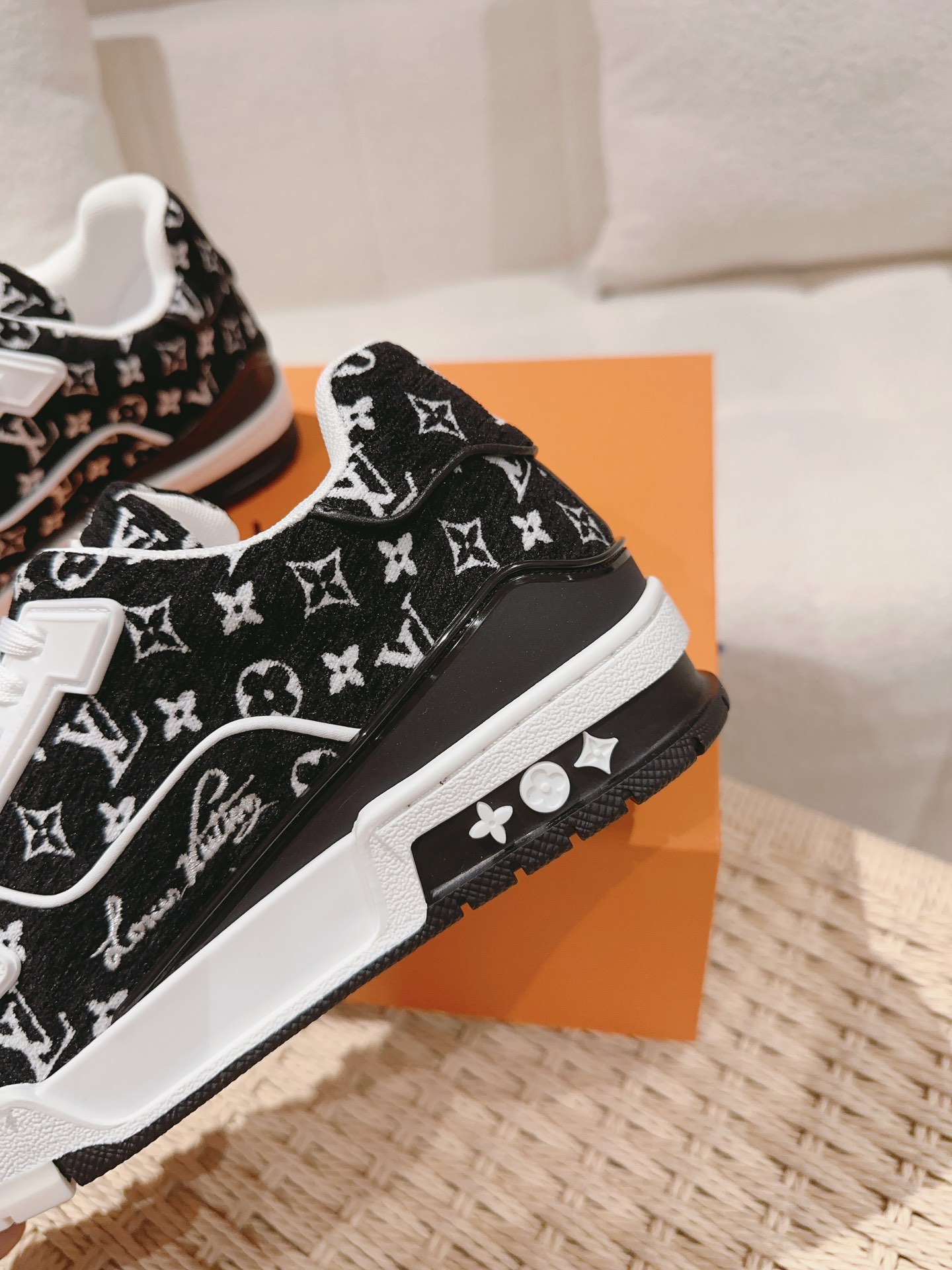 LOUIS VUITTON SNEAKERS