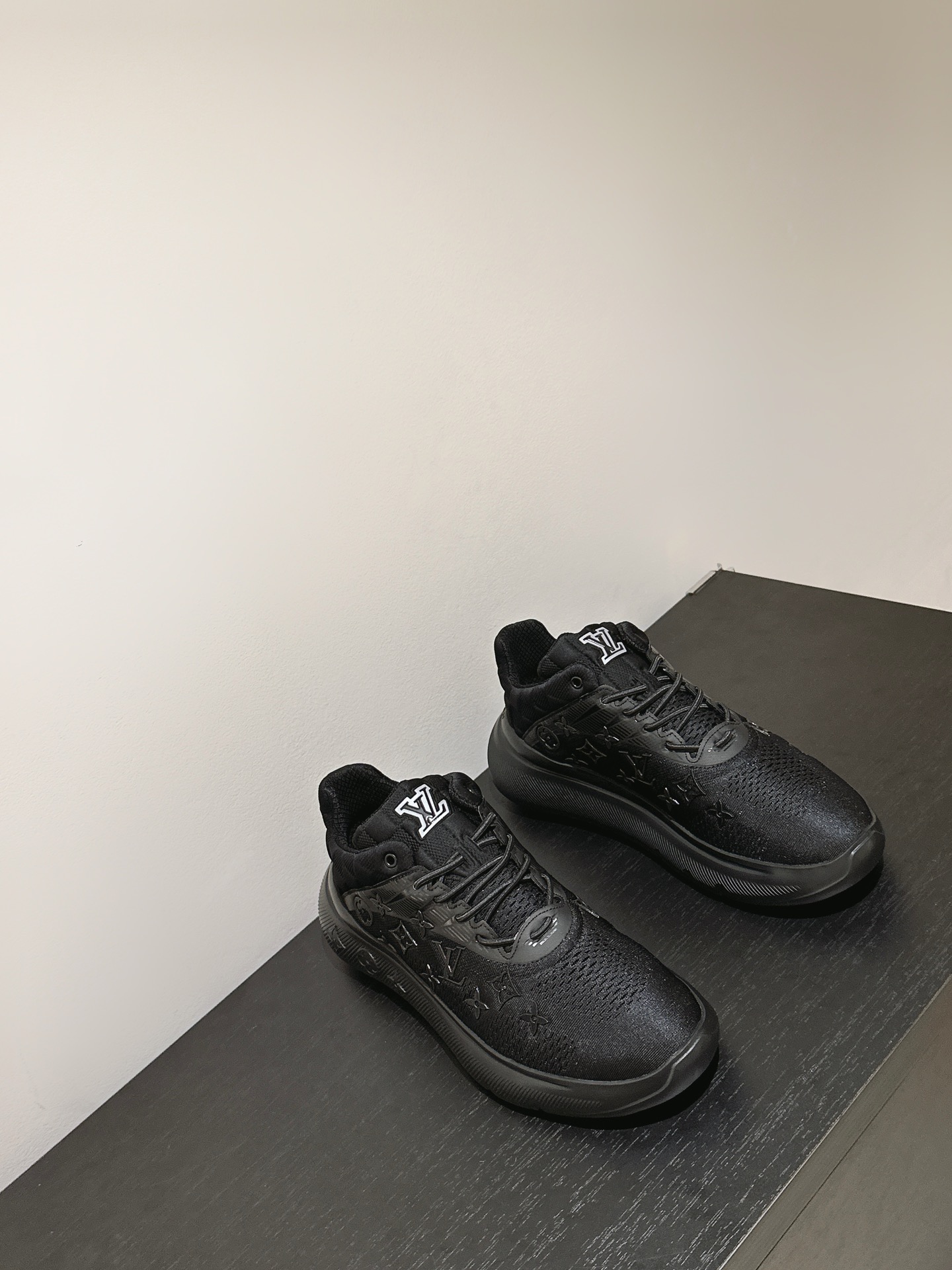 LOUIS VUITTON SNEAKERS