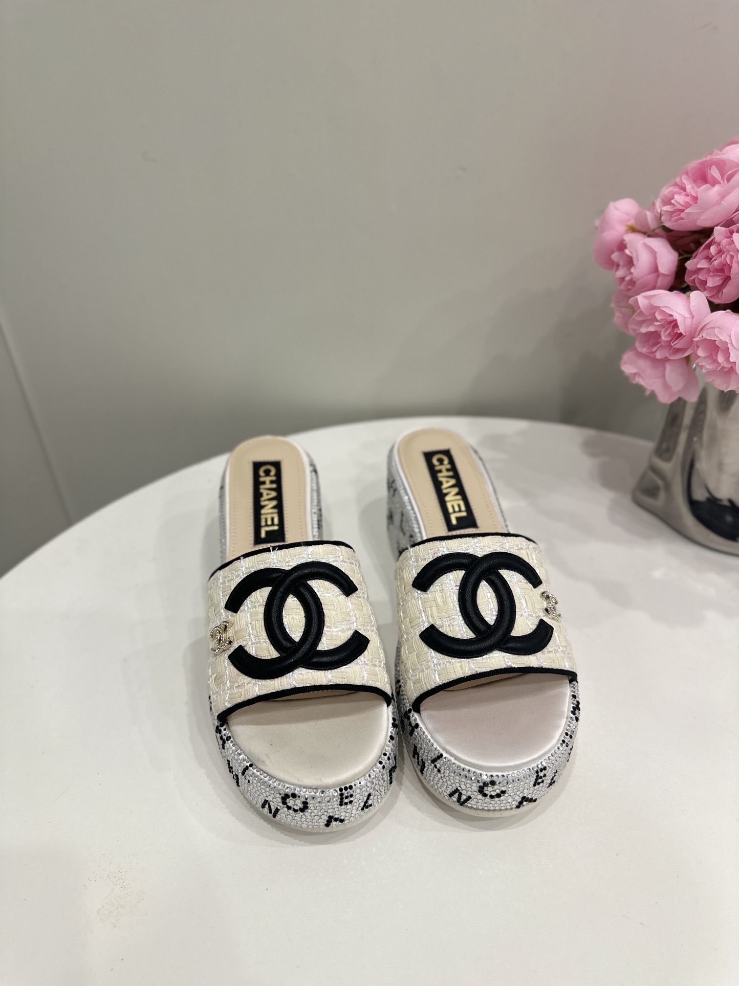 CHANEL SLIDES