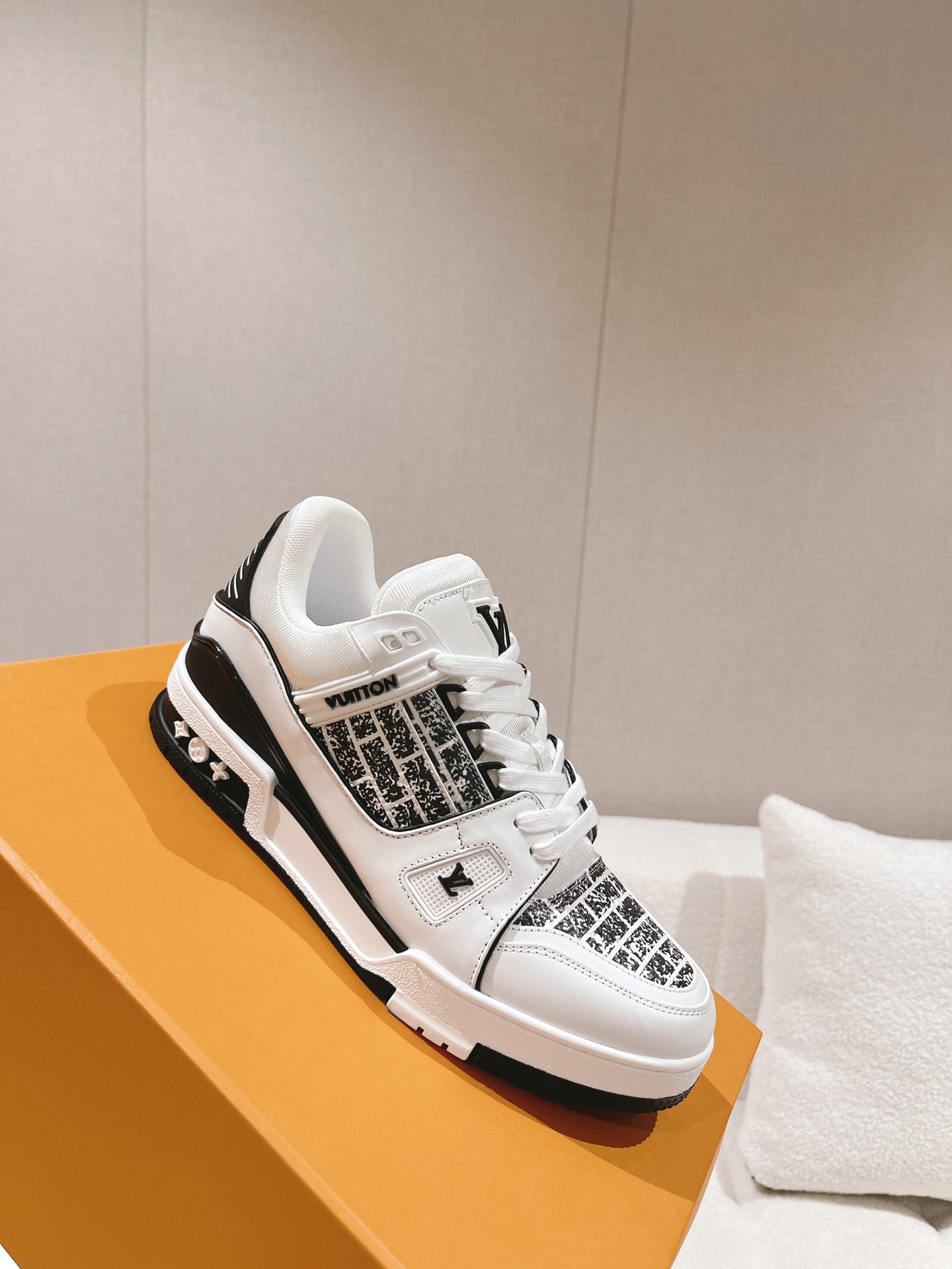 LOUIS VUITTON SNEAKERS