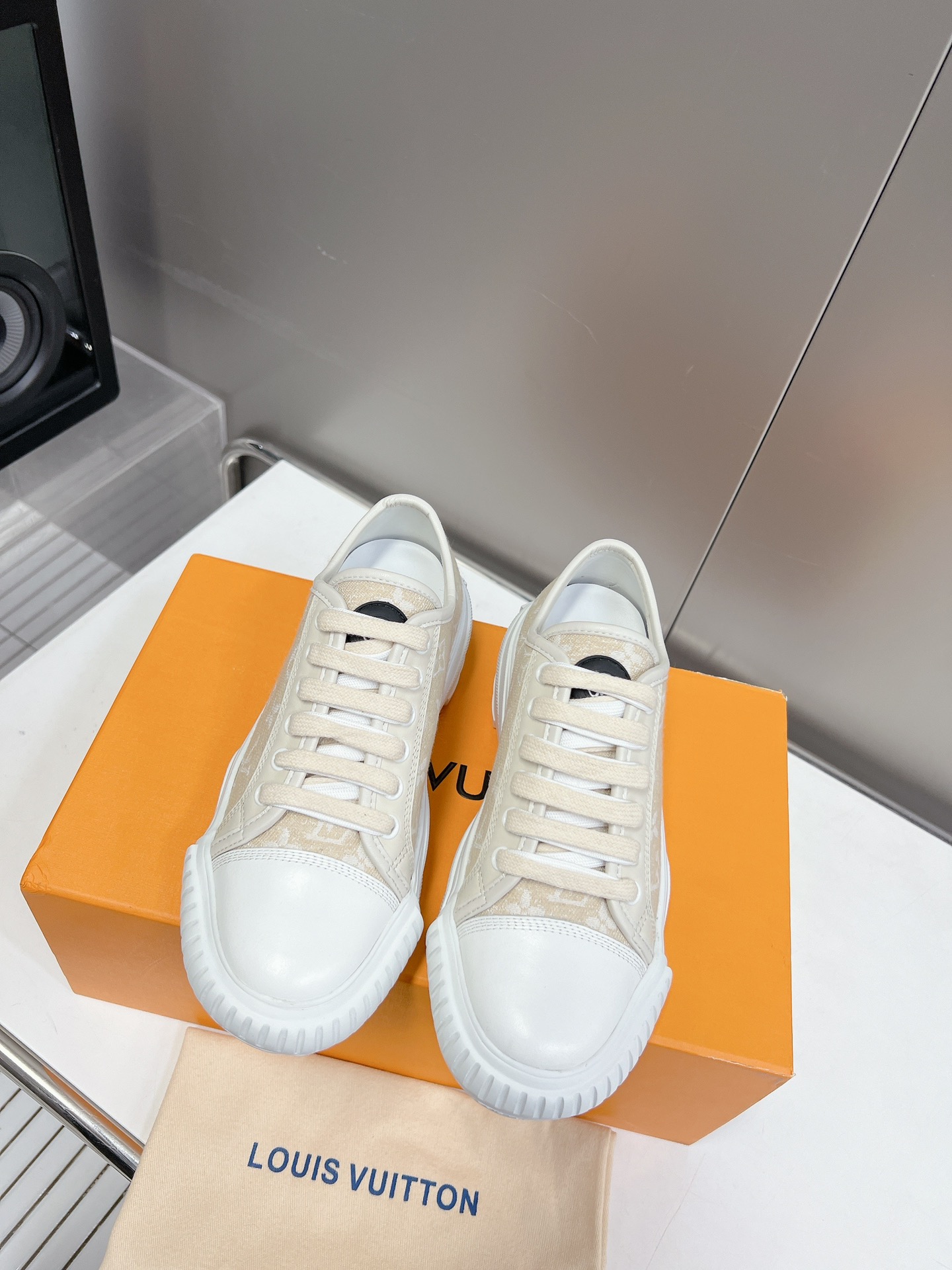 LOUIS VUITTON SNEAKERS