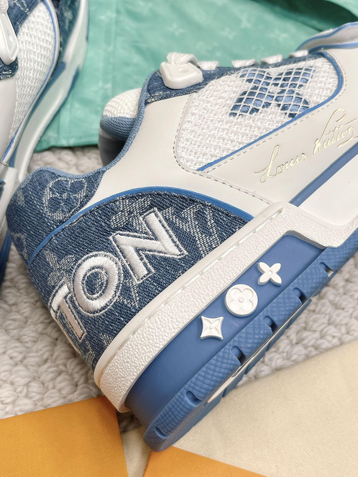 LOUIS VUITTON SNEAKERS