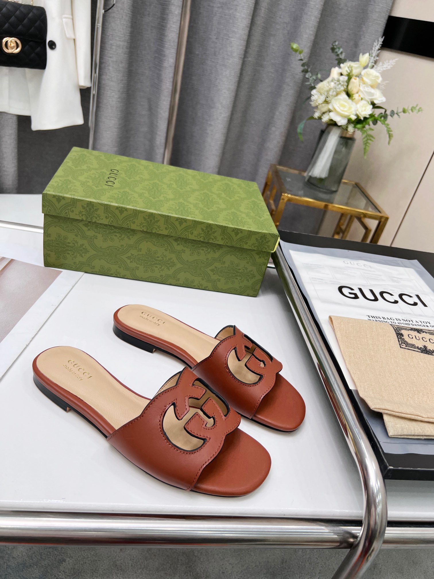 GUCCI SLIDES