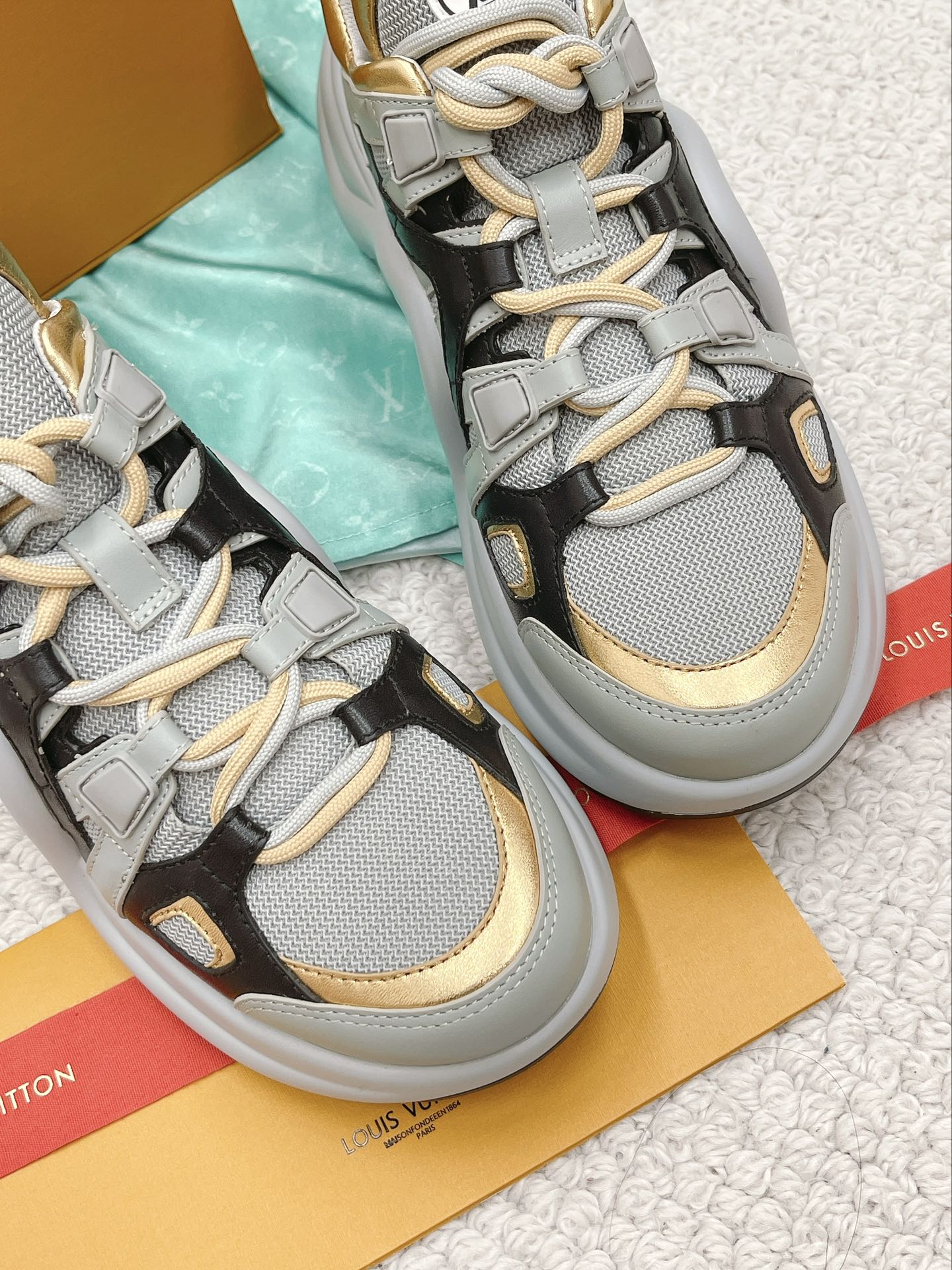 LOUIS VUITTON SNEAKERS