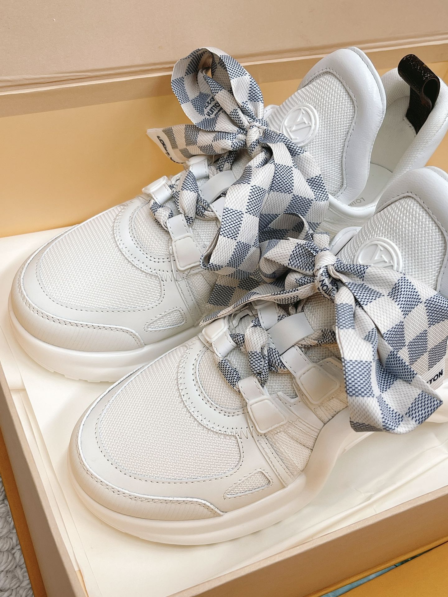 LOUIS VUITTON SNEAKERS