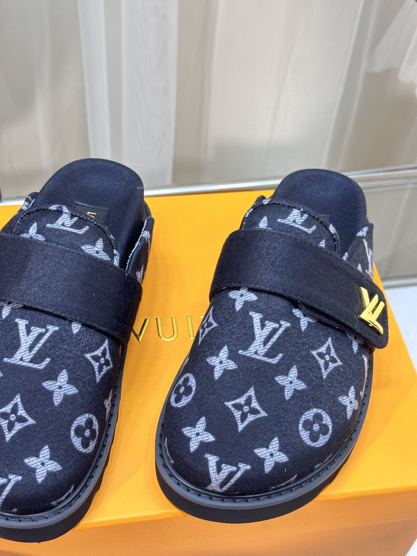 LOUIS VUITTON SLIDES