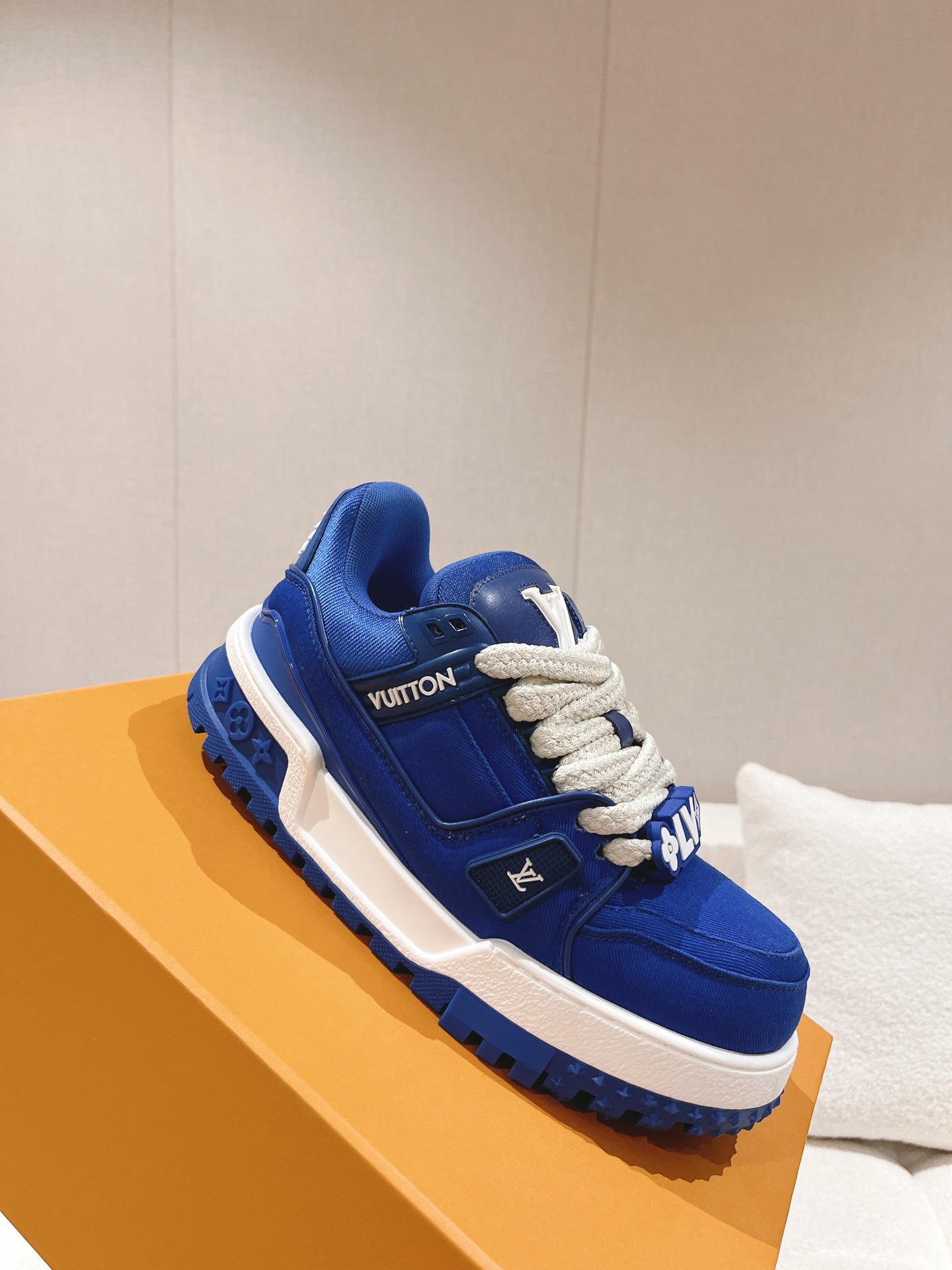 LOUIS VUITTON SNEAKERS
