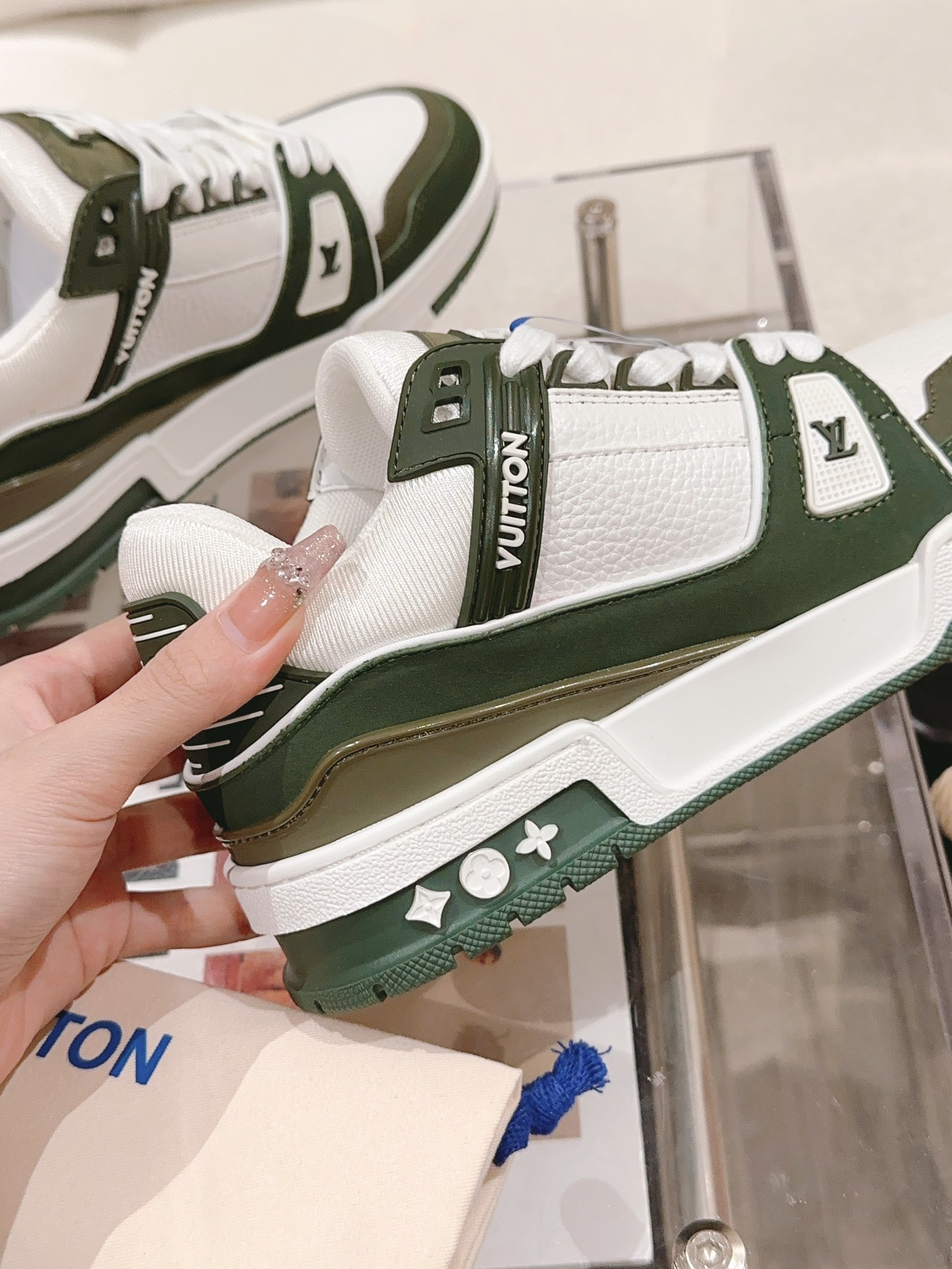 LOUIS VUITTON SNEAKERS