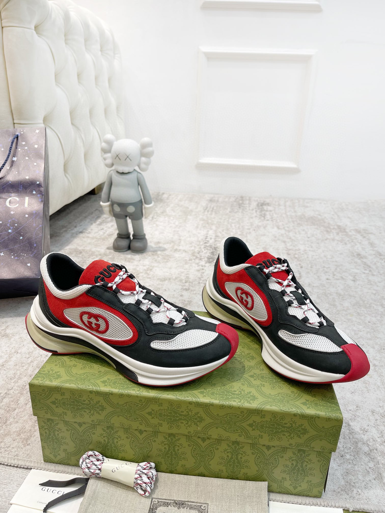 WOMEN'S GUCCI RUN SNEAKER