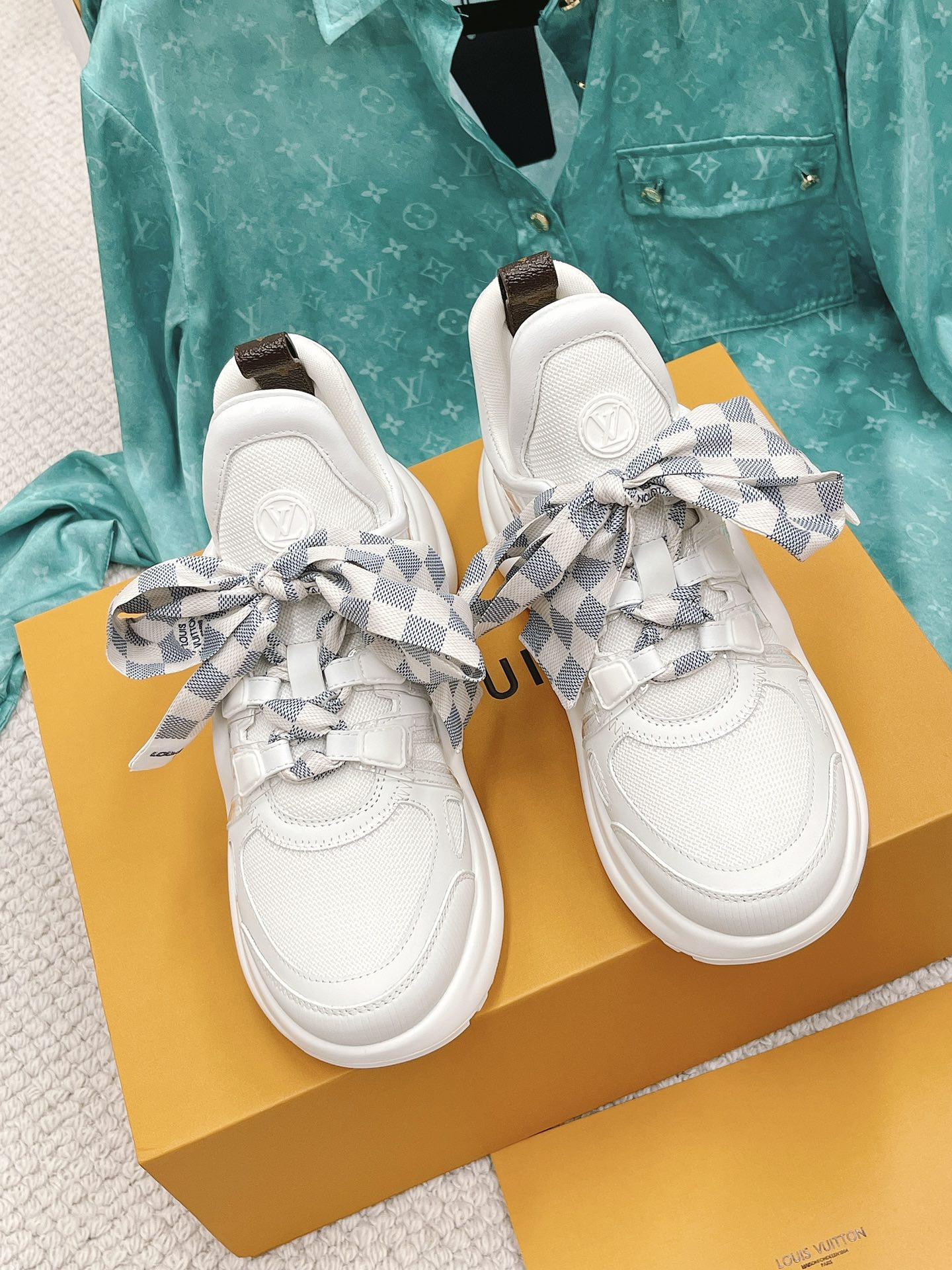 LOUIS VUITTON SNEAKERS