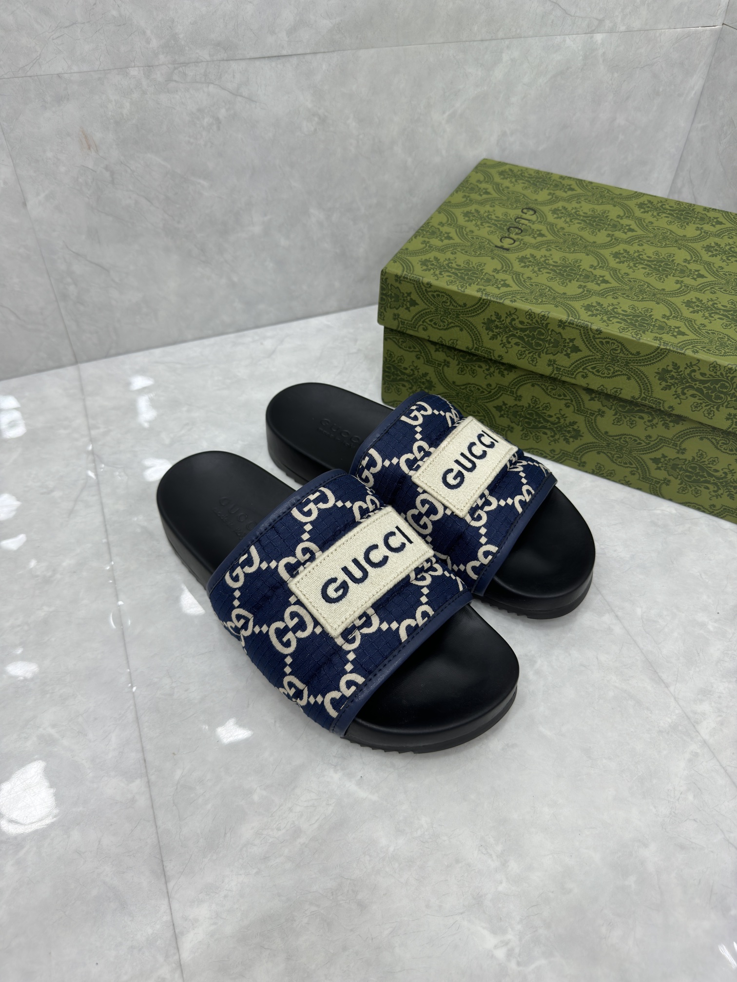 GUCCI SLIDES