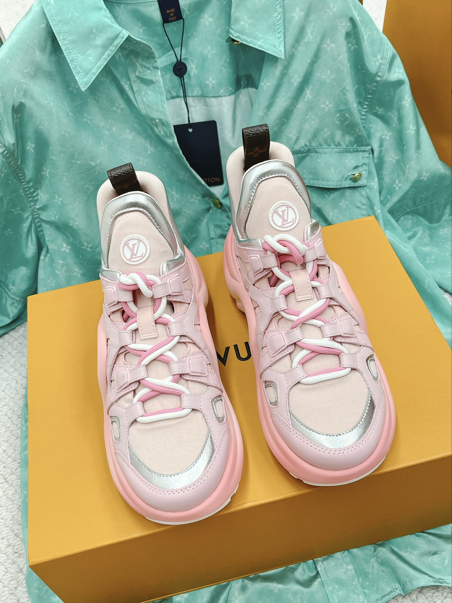 LOUIS VUITTON SNEAKERS