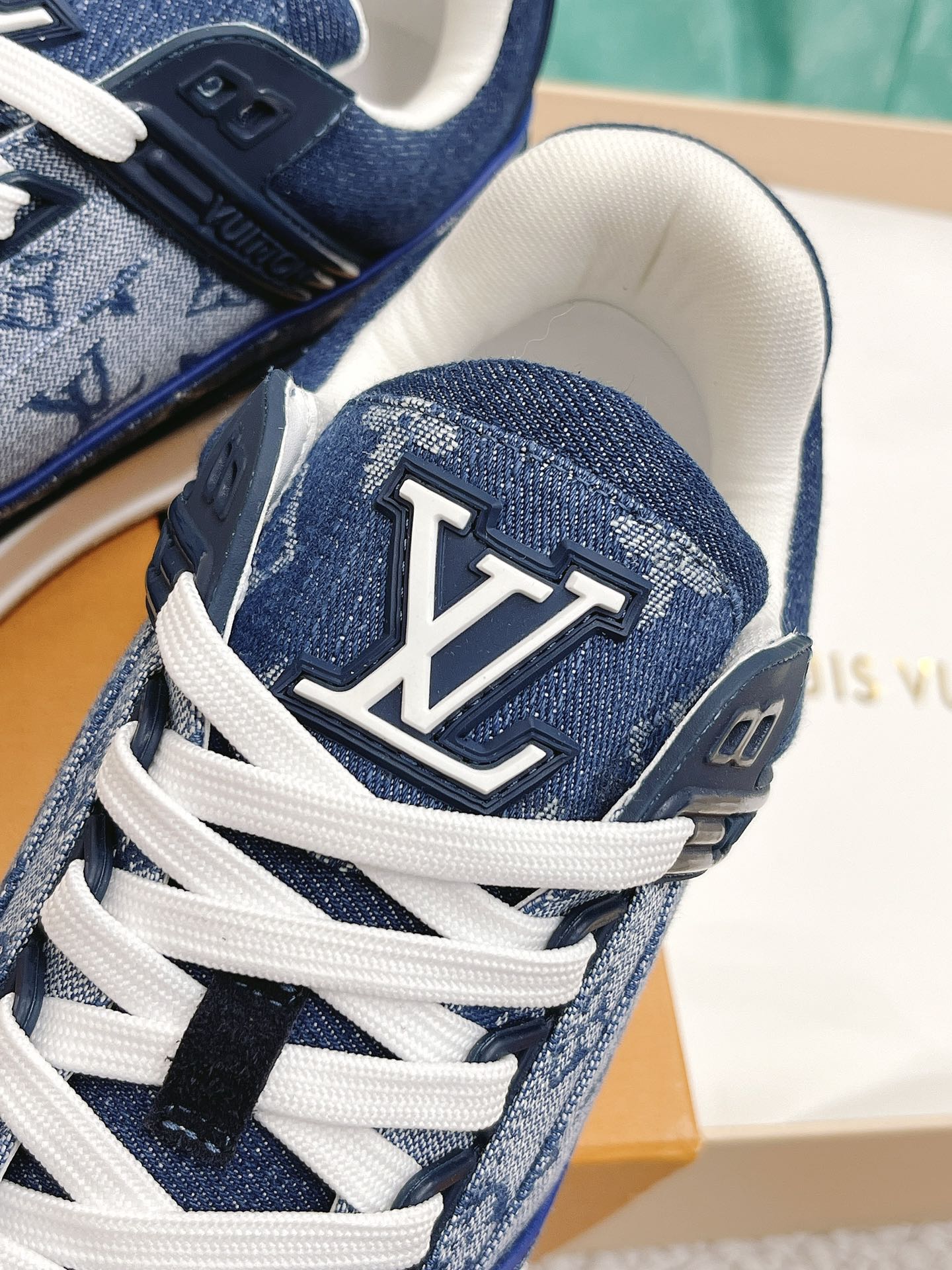 LOUIS VUITTON SNEAKERS