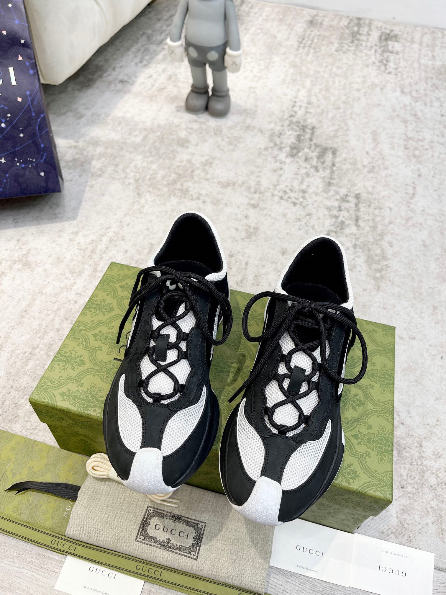 WOMEN'S GUCCI RUN SNEAKER