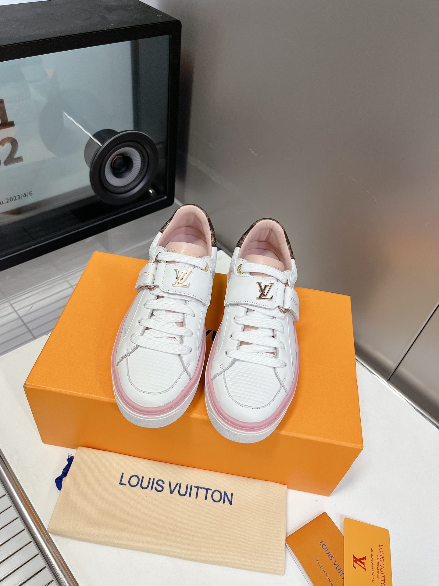 LOUIS VUITTON SNEAKERS
