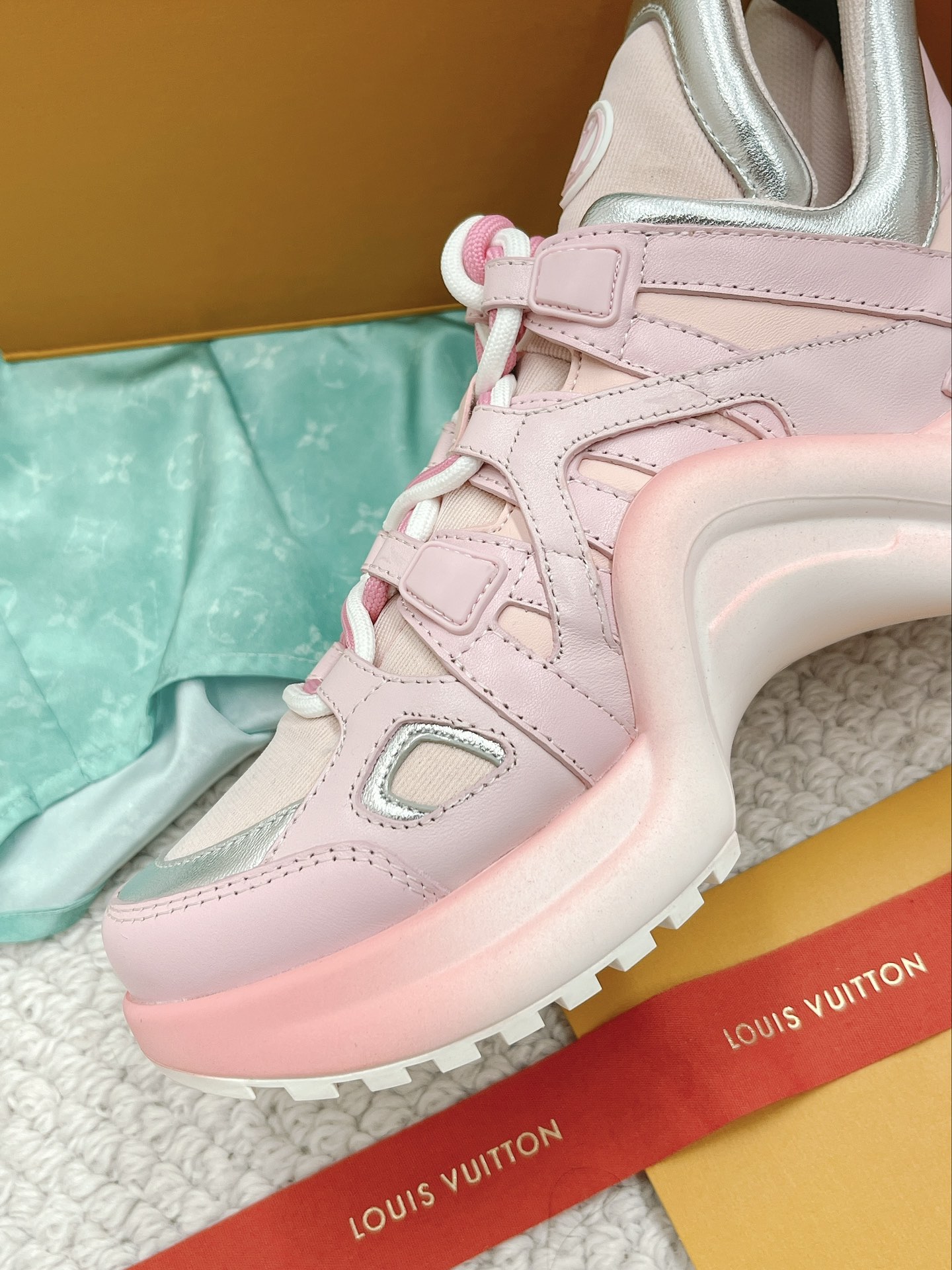 LOUIS VUITTON SNEAKERS