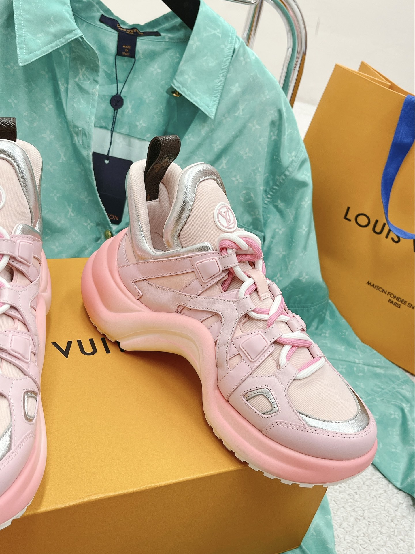 LOUIS VUITTON SNEAKERS
