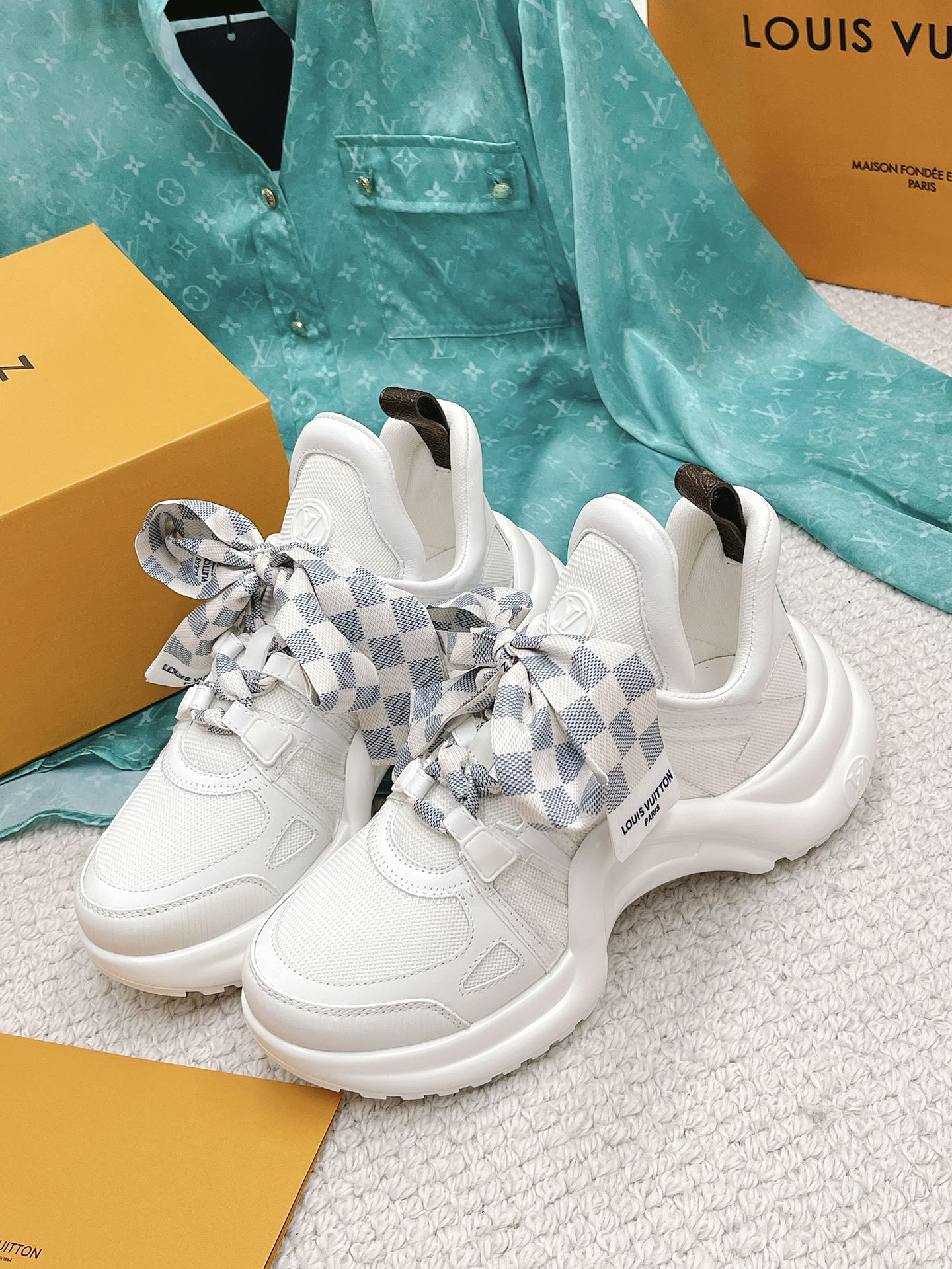 LOUIS VUITTON SNEAKERS
