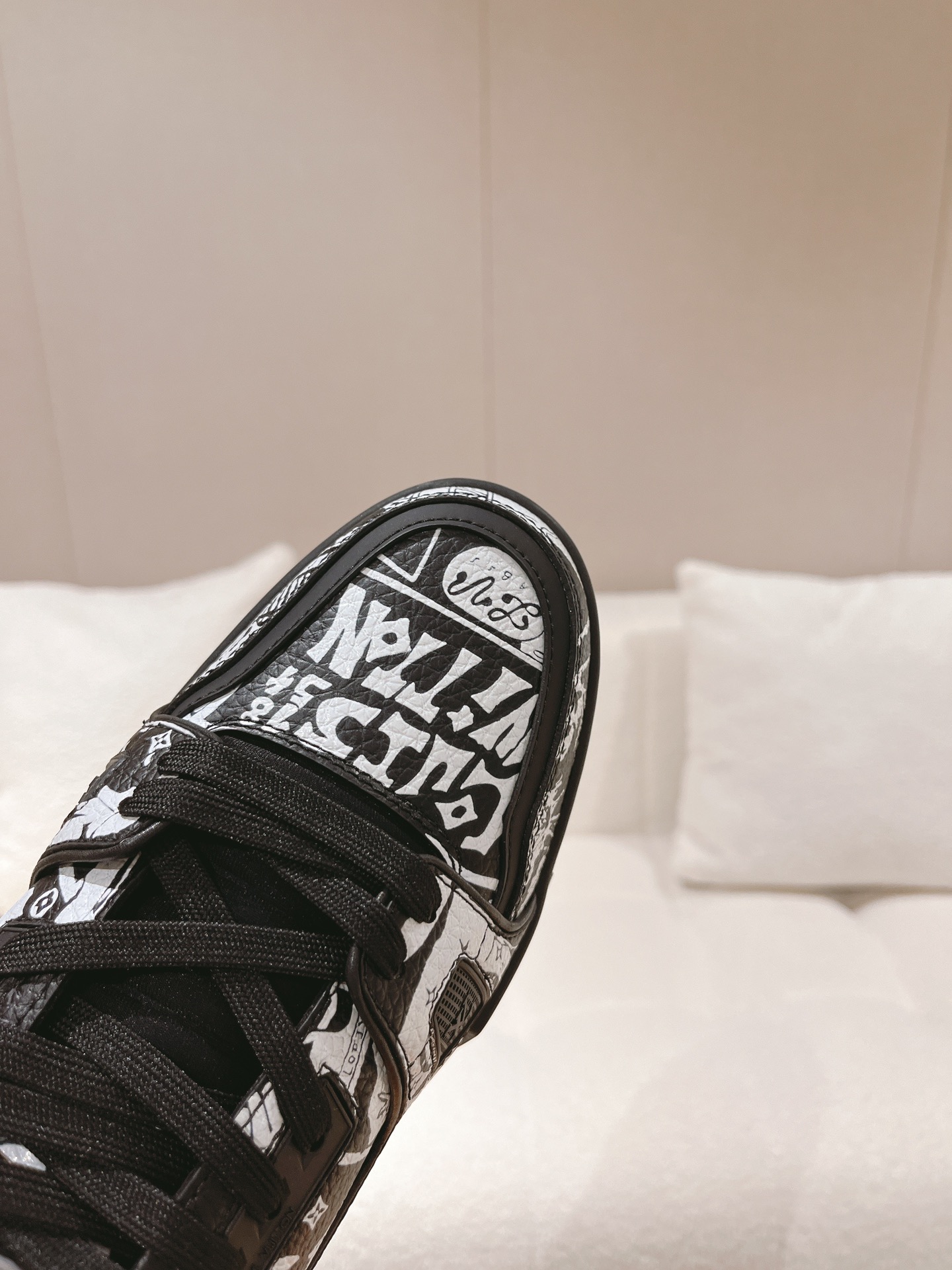 LOUIS VUITTON SNEAKERS