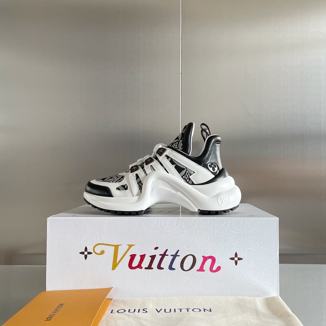 LOUIS VUITTON SNEAKERS